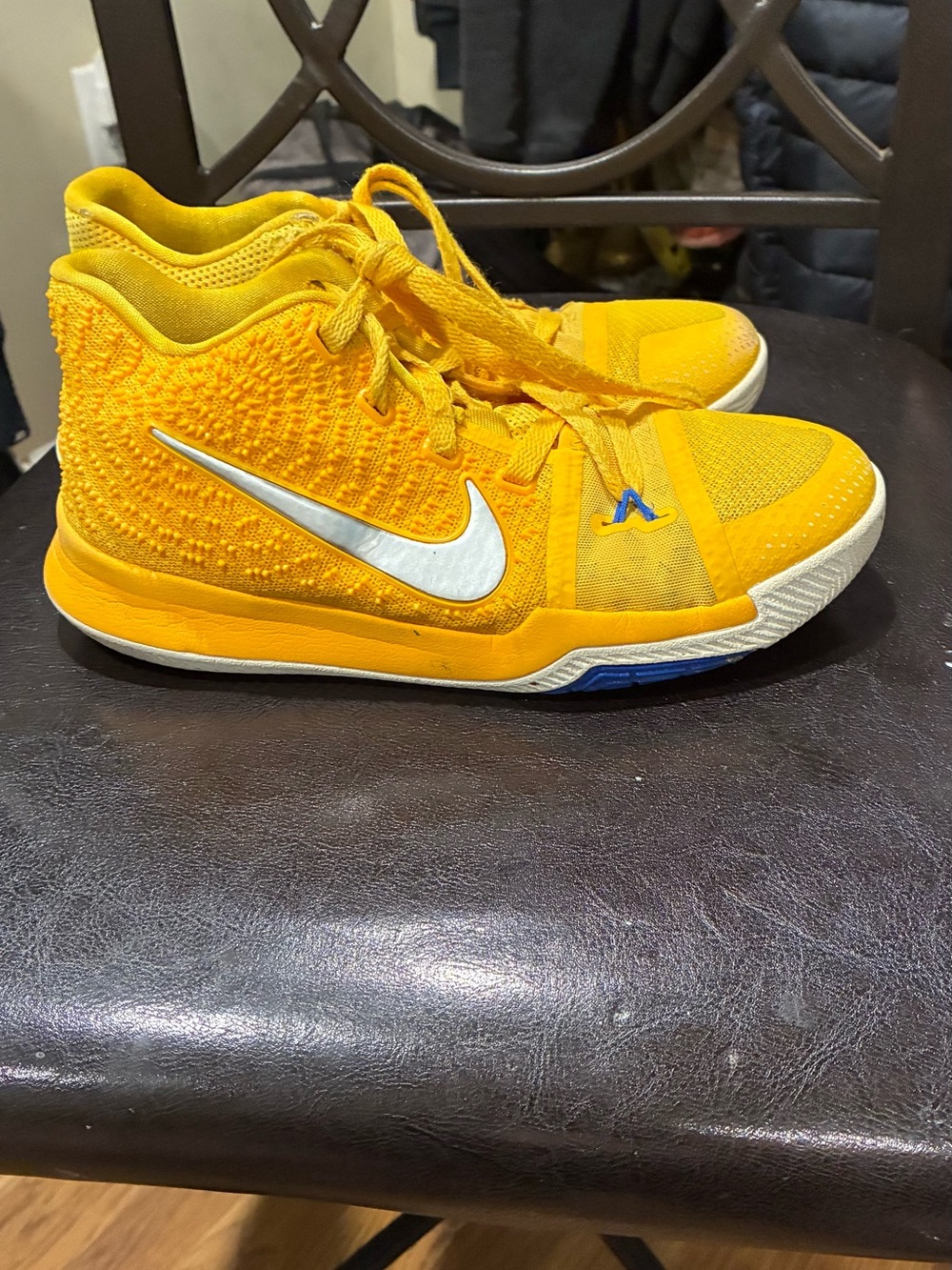 Nike Youth Kyrie 3 'Mac and Cheese' sneakers